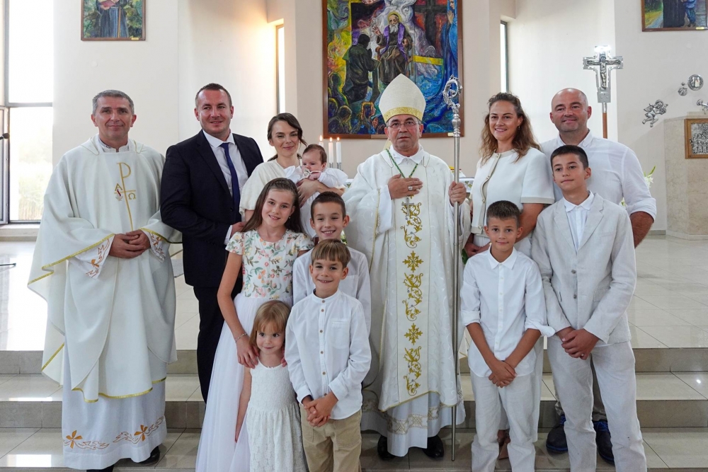 Krštenje petog djeteta roditelja Biondić u virovitičkoj Župi sv. Leopolda Mandića