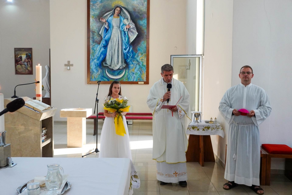 Krštenje petog djeteta roditelja Biondić u virovitičkoj Župi sv. Leopolda Mandića