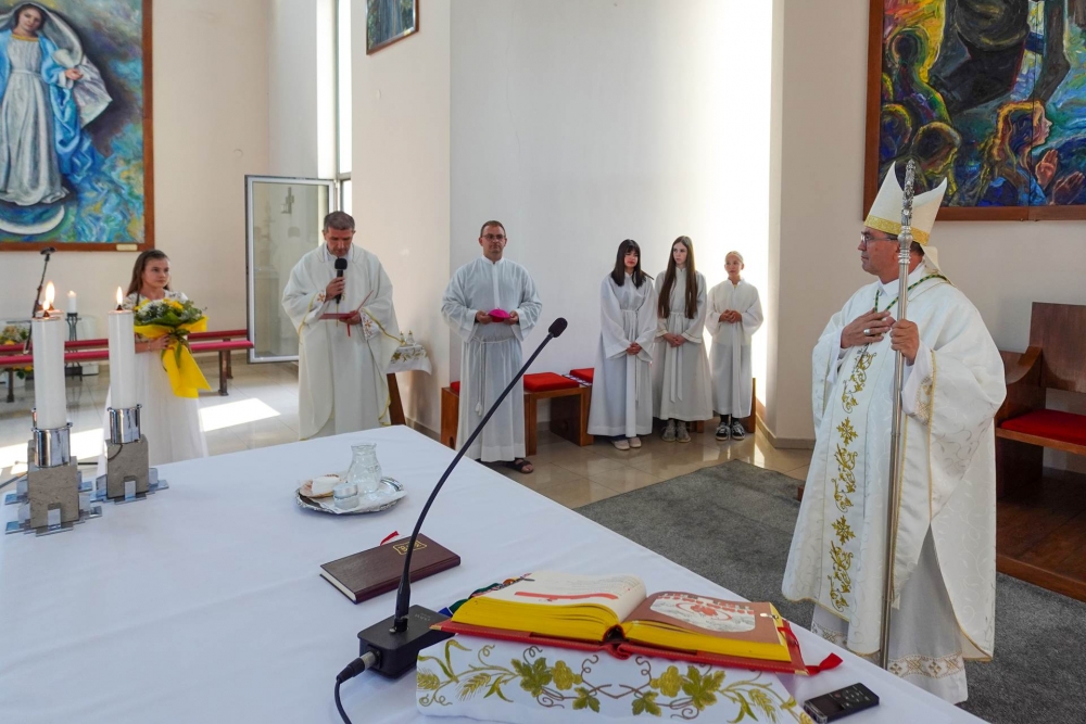 Krštenje petog djeteta roditelja Biondić u virovitičkoj Župi sv. Leopolda Mandića