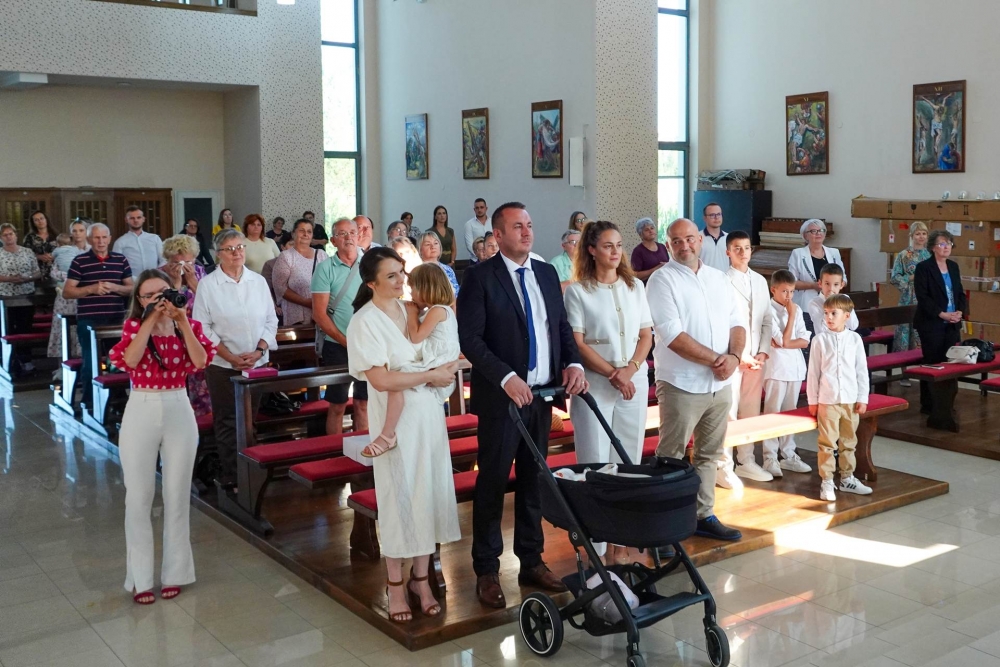 Krštenje petog djeteta roditelja Biondić u virovitičkoj Župi sv. Leopolda Mandića