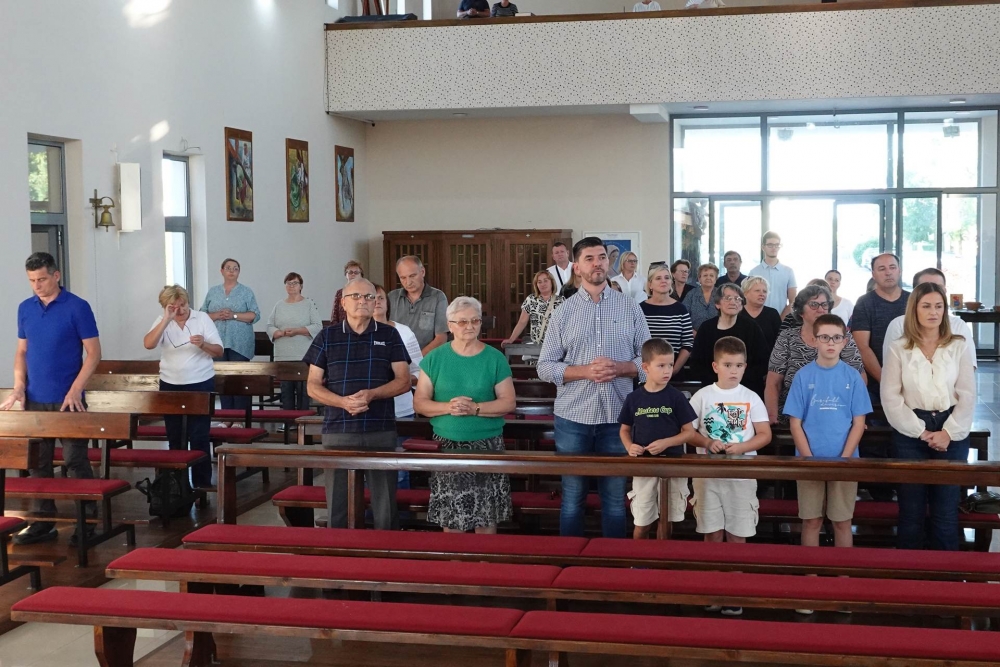 Krštenje petog djeteta roditelja Biondić u virovitičkoj Župi sv. Leopolda Mandića