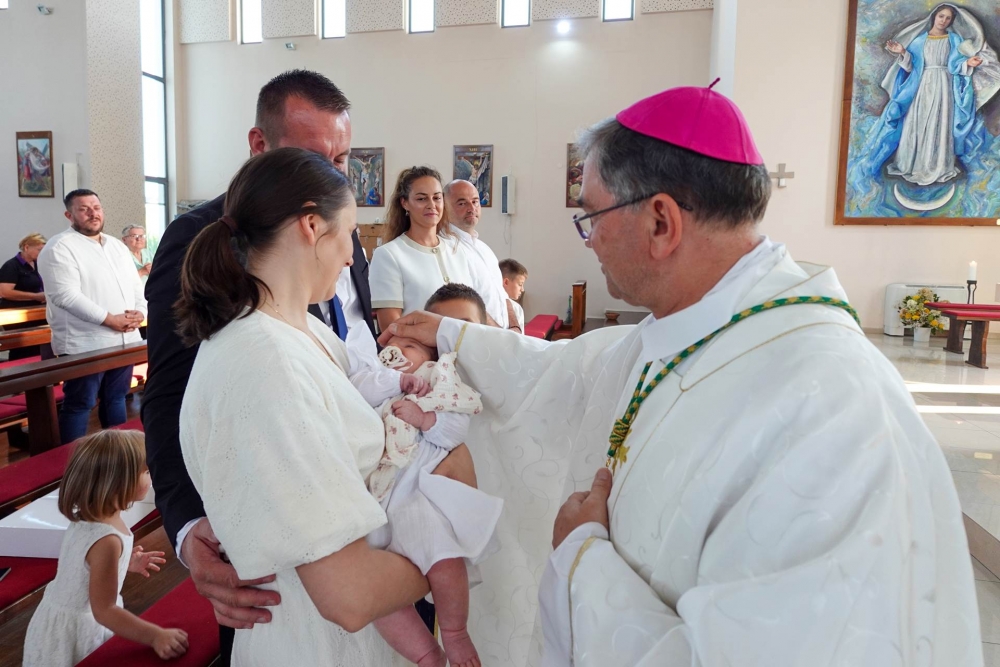 Krštenje petog djeteta roditelja Biondić u virovitičkoj Župi sv. Leopolda Mandića