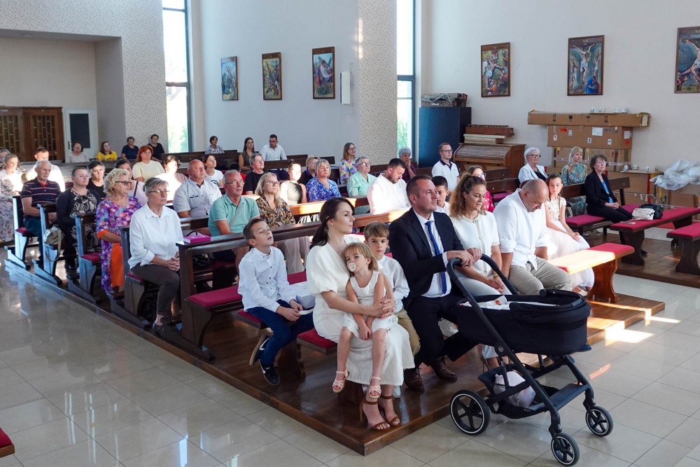 Krštenje petog djeteta roditelja Biondić u virovitičkoj Župi sv. Leopolda Mandića