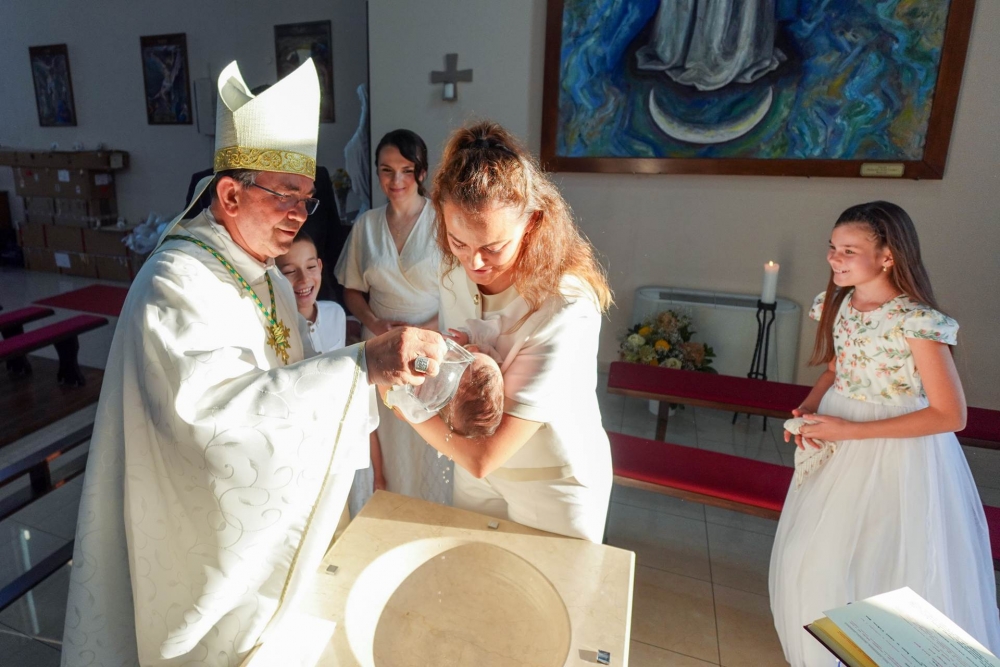 Krštenje petog djeteta roditelja Biondić u virovitičkoj Župi sv. Leopolda Mandića