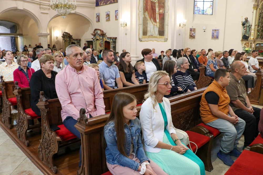 Biskup Ivo uveo u službu novog župnika u požeškoj Župi sv. Terezije Avilske