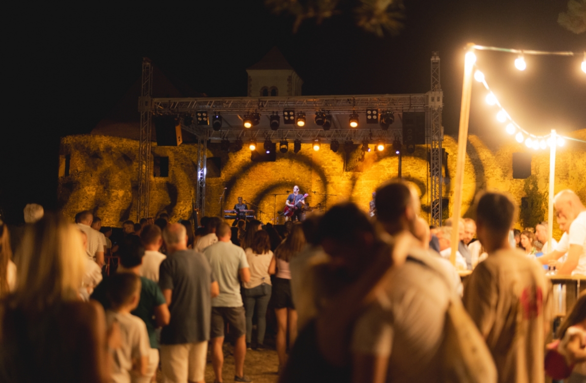 Peto izdanje manifestacije ’Ideš i piješ’ rasprodano: preko 500 sudionika stiže iz svijeta, a večernji koncert otvoren za sve uz Grupu Vigor