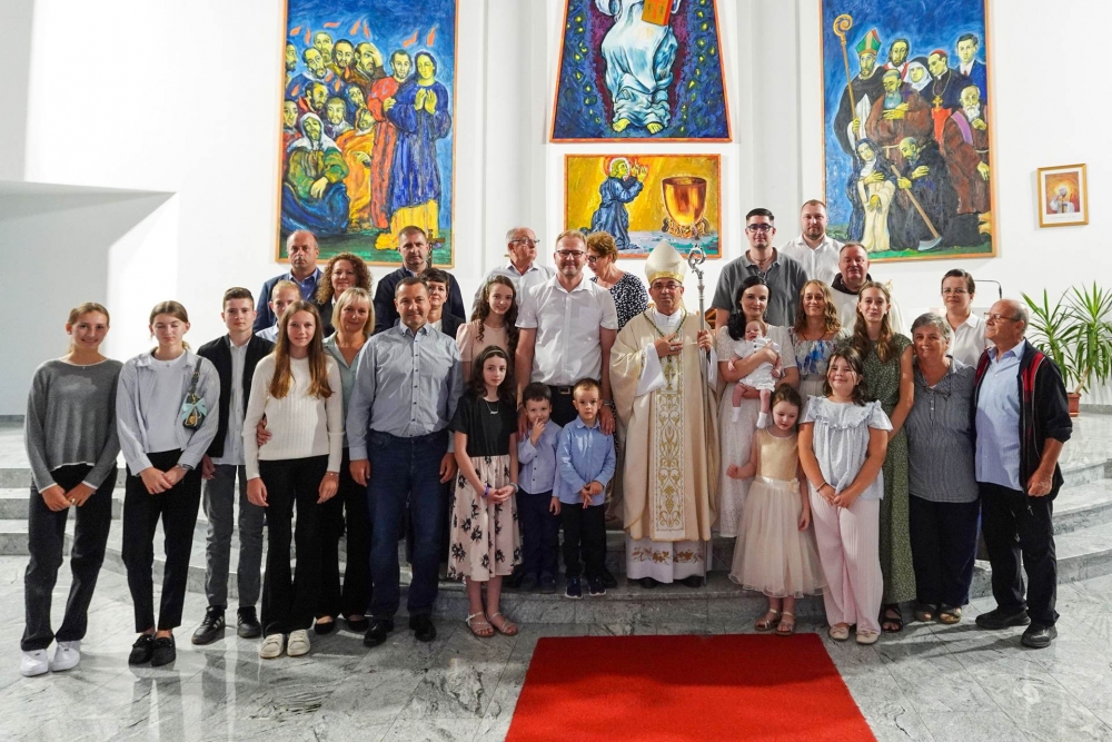 Biskup Ivo krstio peto dijete roditelja Klarić u Okučanima