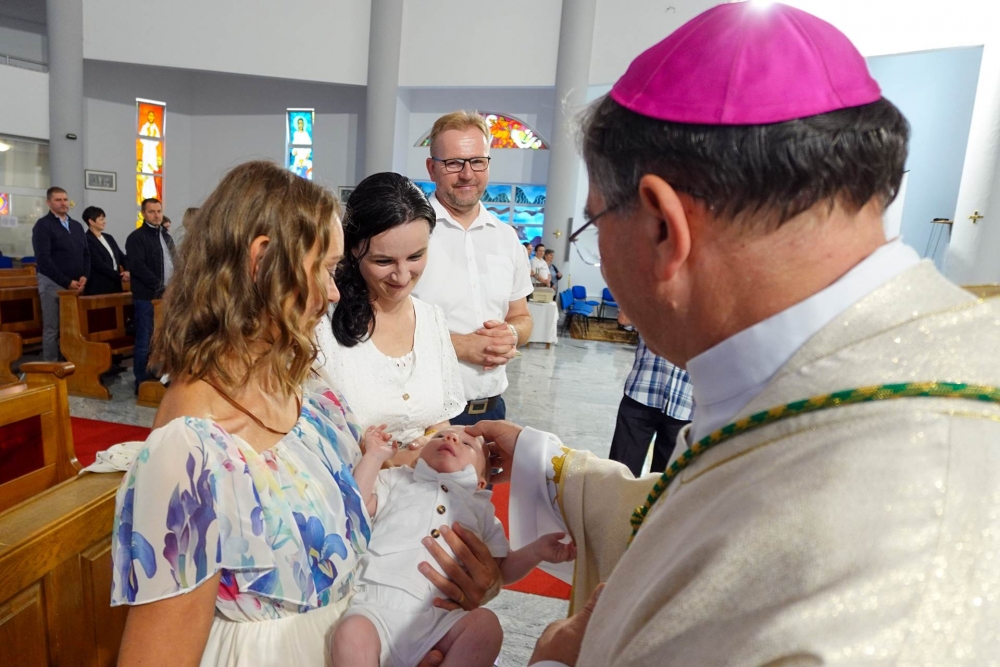 Biskup Ivo krstio peto dijete roditelja Klarić u Okučanima