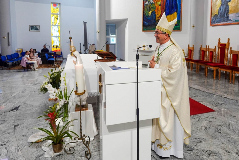 Biskup Ivo krstio peto dijete roditelja Klarić u Okučanima