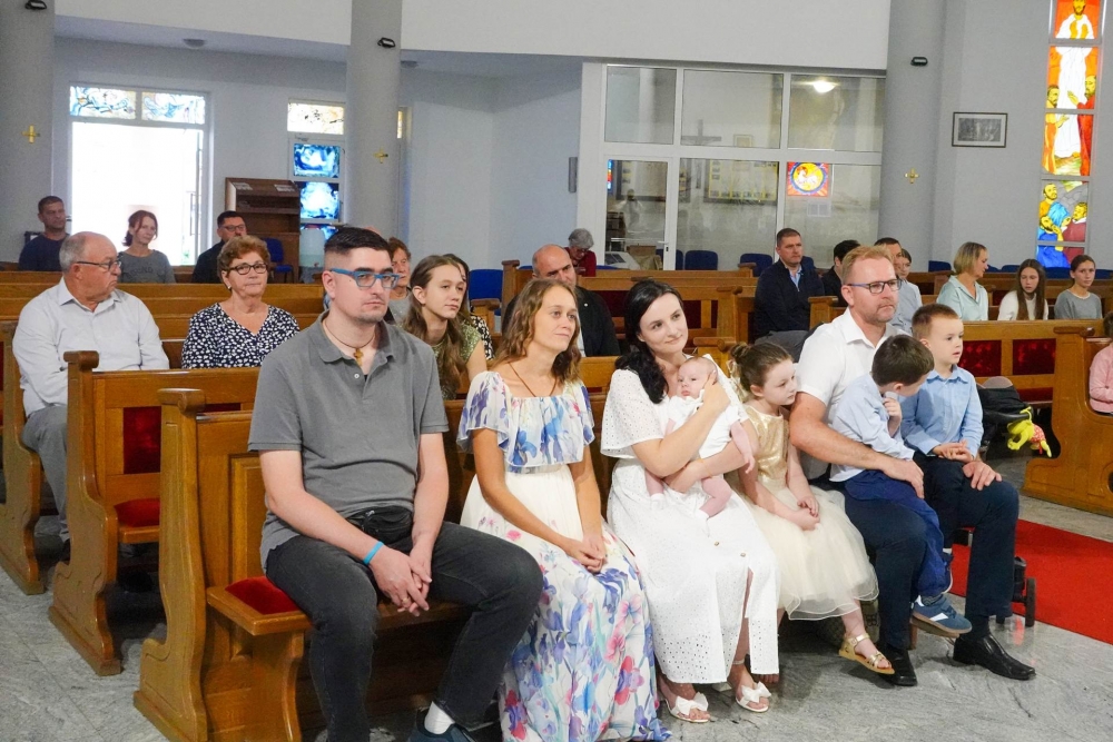 Biskup Ivo krstio peto dijete roditelja Klarić u Okučanima