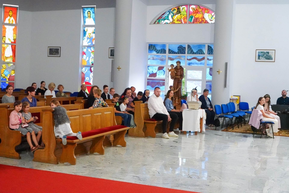 Biskup Ivo krstio peto dijete roditelja Klarić u Okučanima