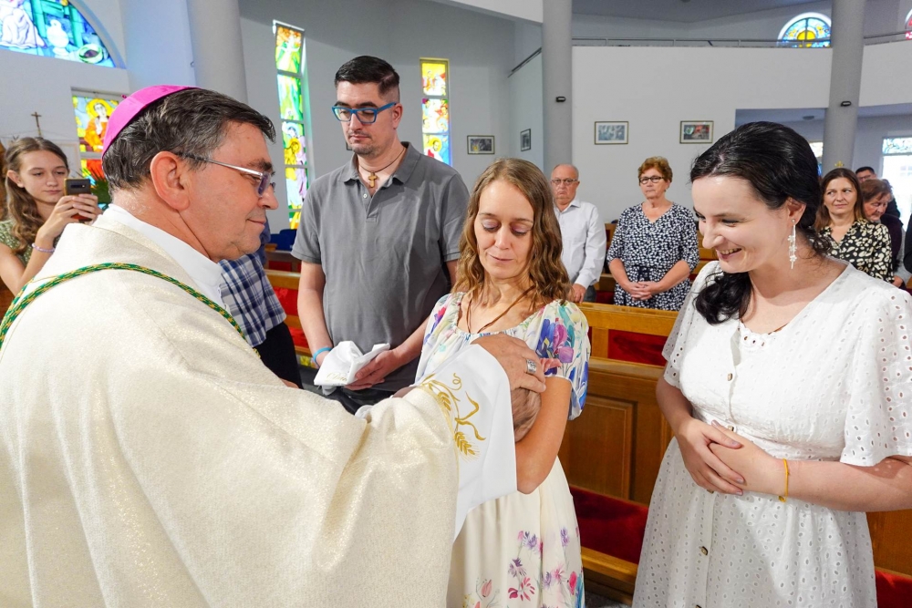 Biskup Ivo krstio peto dijete roditelja Klarić u Okučanima