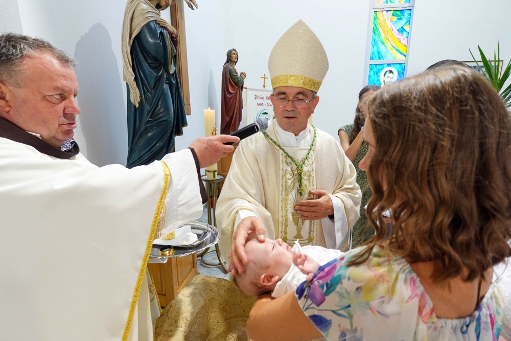 Biskup Ivo krstio peto dijete roditelja Klarić u Okučanima