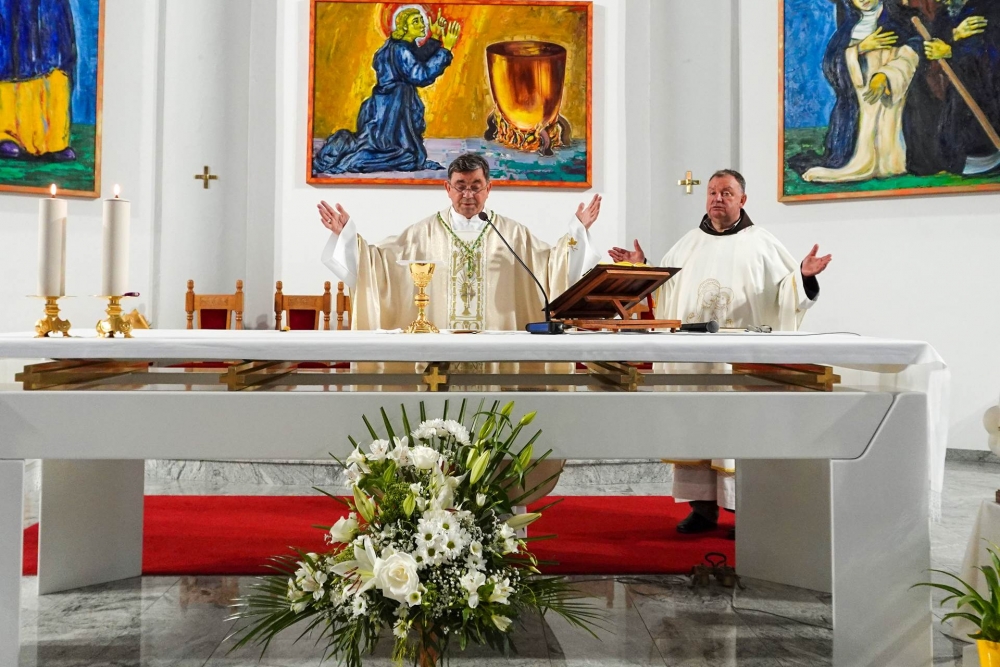 Biskup Ivo krstio peto dijete roditelja Klarić u Okučanima