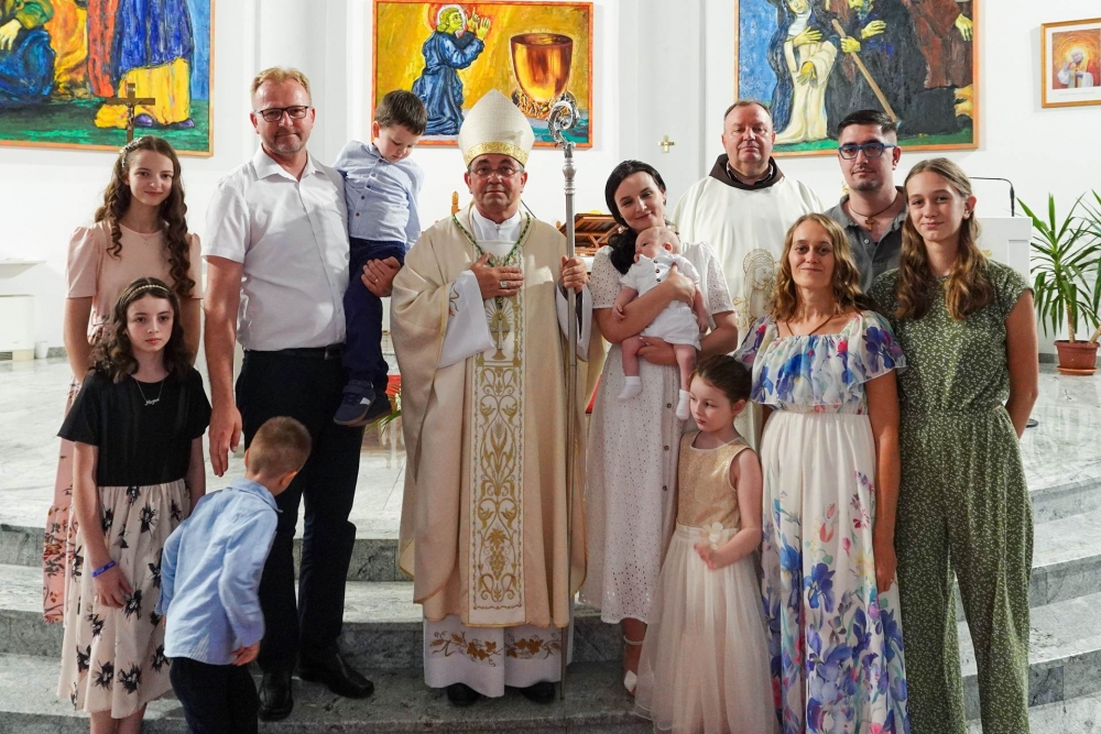 Biskup Ivo krstio peto dijete roditelja Klarić u Okučanima
