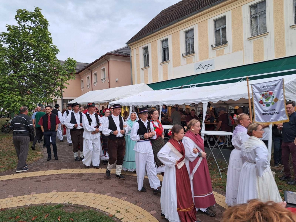 Lipički Talijani i pakrački Mađari predstavili se na „Lipovljanskim susretima“