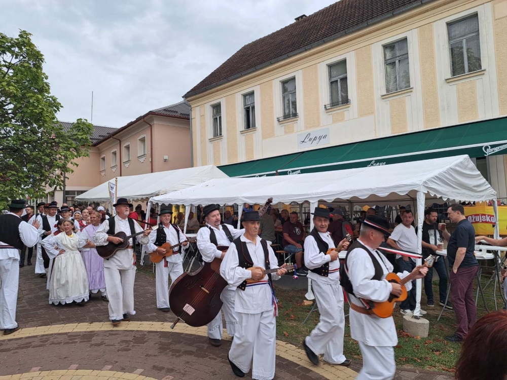 Lipički Talijani i pakrački Mađari predstavili se na „Lipovljanskim susretima“