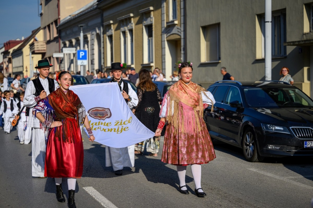 Prva večer festivala Zlatne žice Slavonije: Najgizdavija Šokica Angela Butorac, u finalu Divne godine