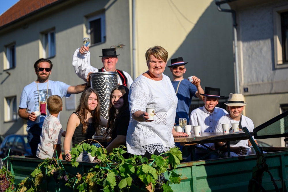 Prva večer festivala Zlatne žice Slavonije: Najgizdavija Šokica Angela Butorac, u finalu Divne godine