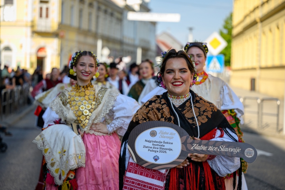 Prva večer festivala Zlatne žice Slavonije: Najgizdavija Šokica Angela Butorac, u finalu Divne godine