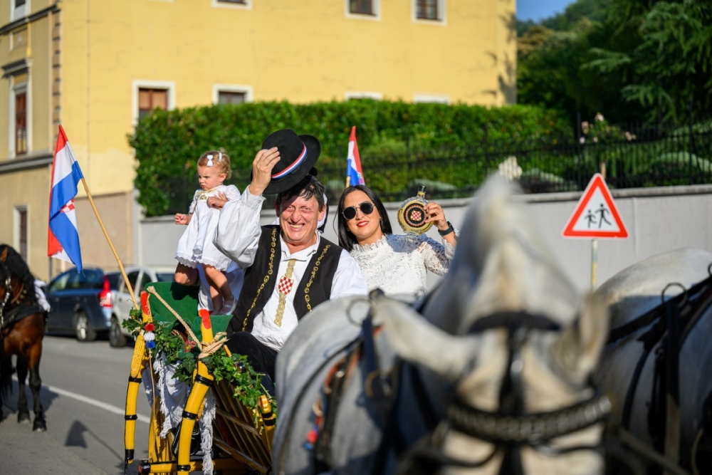 Prva večer festivala Zlatne žice Slavonije: Najgizdavija Šokica Angela Butorac, u finalu Divne godine