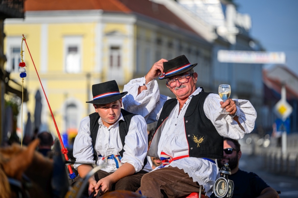 Prva večer festivala Zlatne žice Slavonije: Najgizdavija Šokica Angela Butorac, u finalu Divne godine