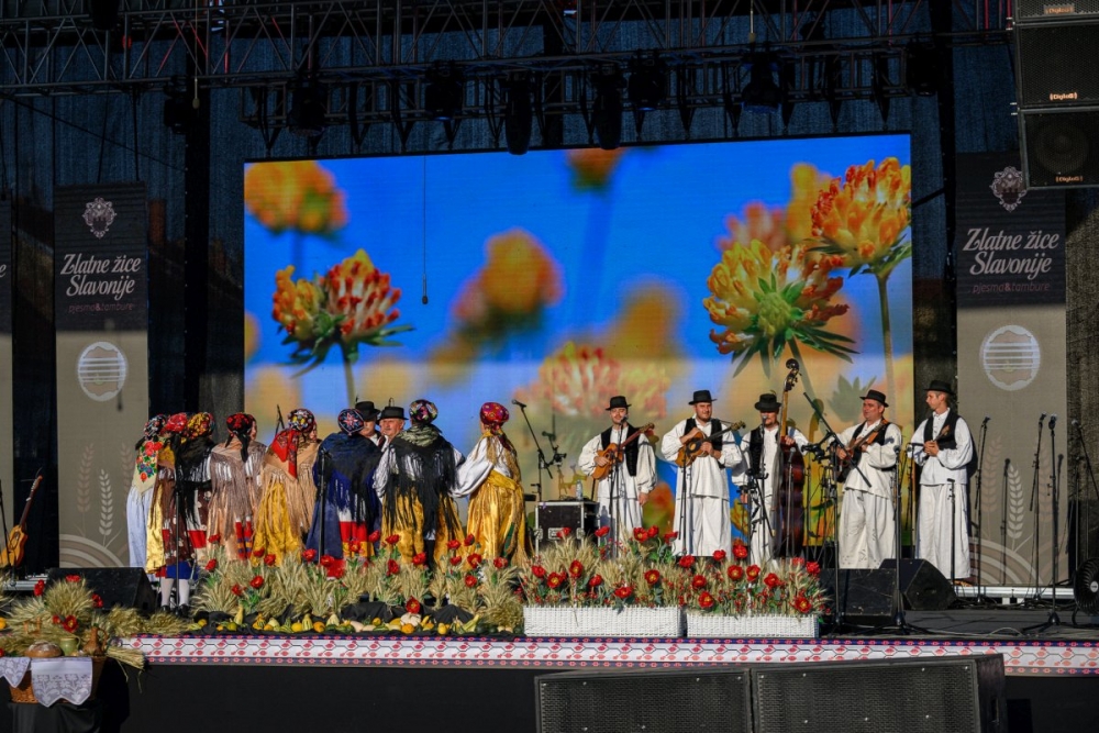 Prva večer festivala Zlatne žice Slavonije: Najgizdavija Šokica Angela Butorac, u finalu Divne godine