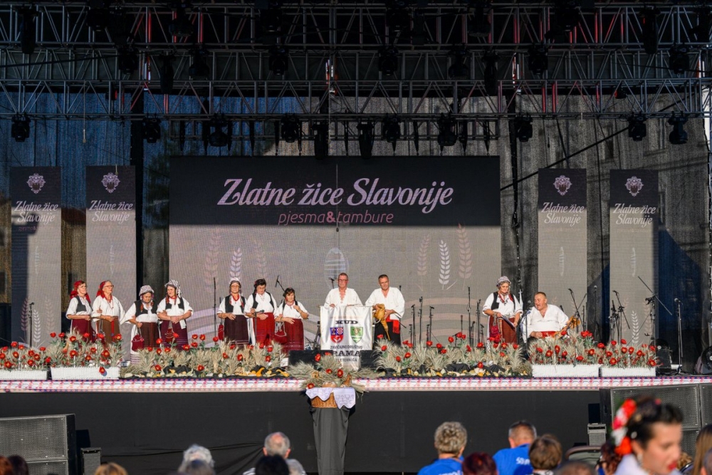 Prva večer festivala Zlatne žice Slavonije: Najgizdavija Šokica Angela Butorac, u finalu Divne godine