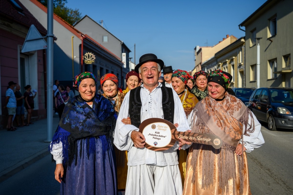 Prva večer festivala Zlatne žice Slavonije: Najgizdavija Šokica Angela Butorac, u finalu Divne godine
