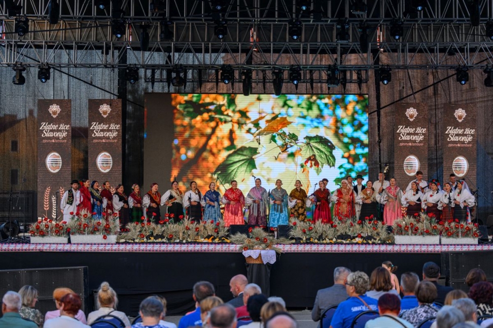 Prva večer festivala Zlatne žice Slavonije: Najgizdavija Šokica Angela Butorac, u finalu Divne godine