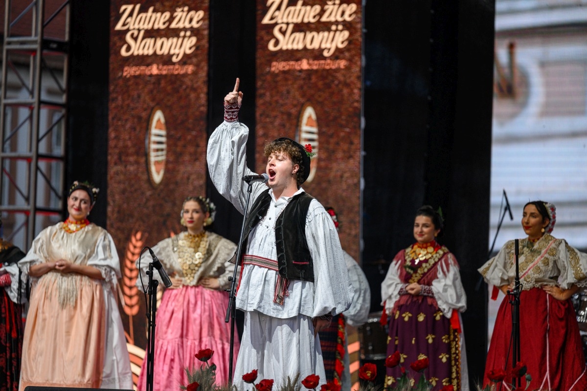 Prva večer festivala Zlatne žice Slavonije: Najgizdavija Šokica Angela Butorac, u finalu Divne godine