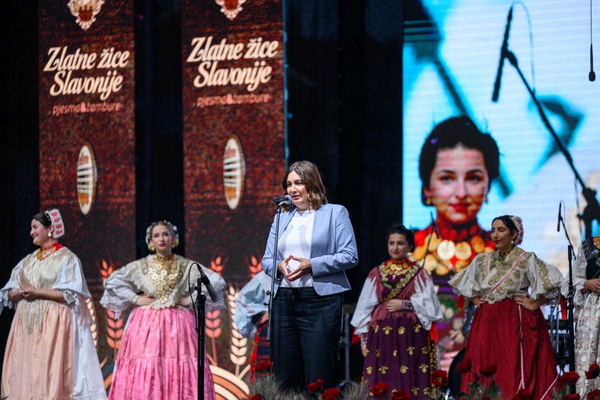 Prva večer festivala Zlatne žice Slavonije: Najgizdavija Šokica Angela Butorac, u finalu Divne godine