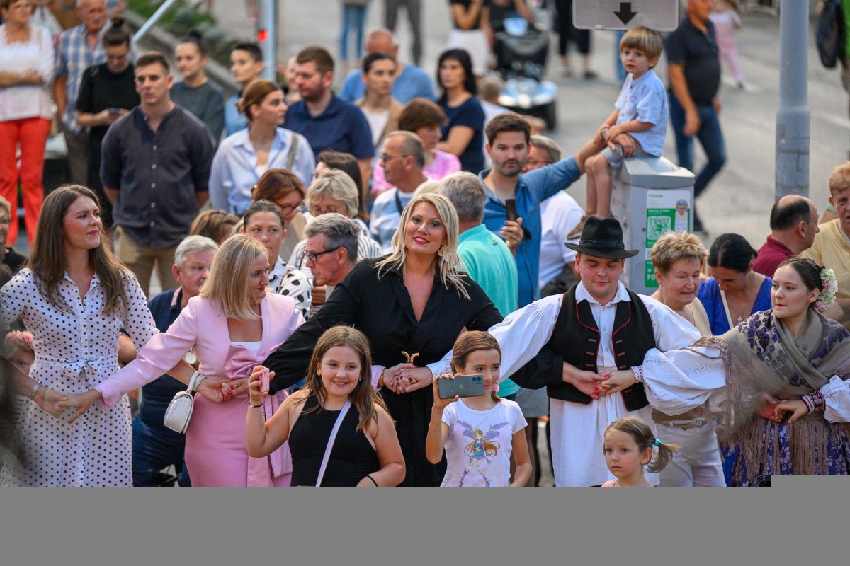 Prva večer festivala Zlatne žice Slavonije: Najgizdavija Šokica Angela Butorac, u finalu Divne godine