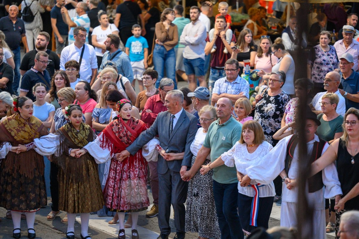 Prva večer festivala Zlatne žice Slavonije: Najgizdavija Šokica Angela Butorac, u finalu Divne godine