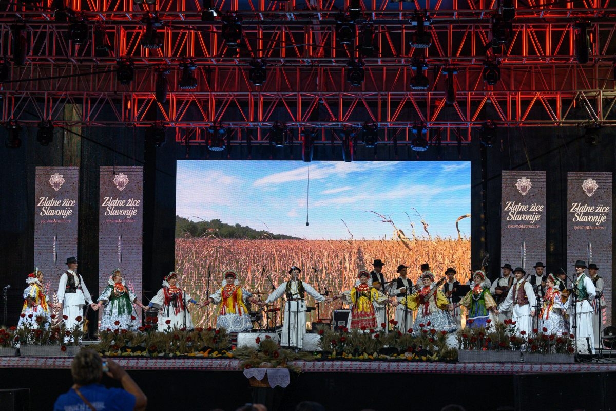 Prva večer festivala Zlatne žice Slavonije: Najgizdavija Šokica Angela Butorac, u finalu Divne godine