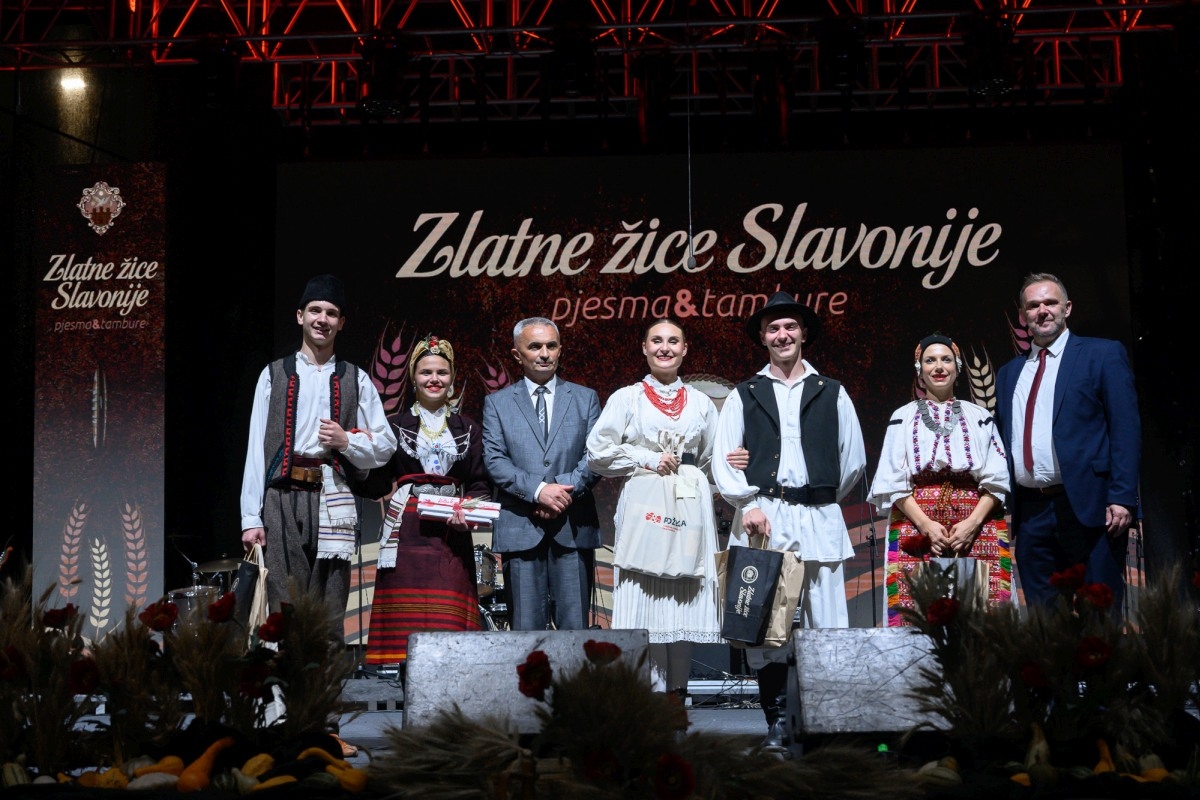 Prva večer festivala Zlatne žice Slavonije: Najgizdavija Šokica Angela Butorac, u finalu Divne godine