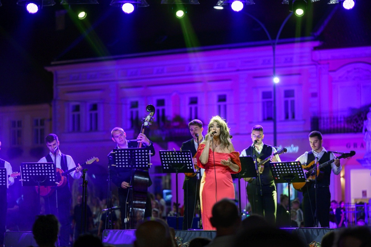 Prva večer festivala Zlatne žice Slavonije: Najgizdavija Šokica Angela Butorac, u finalu Divne godine
