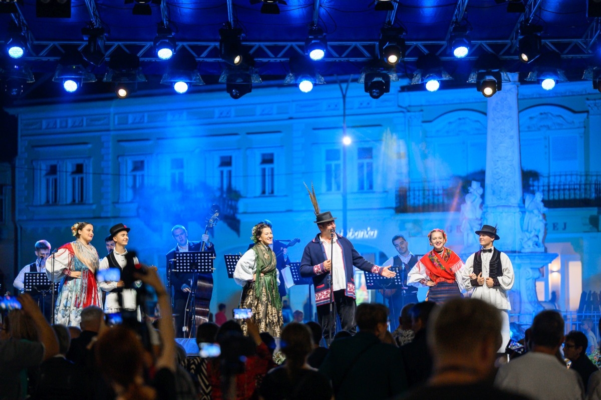 Prva večer festivala Zlatne žice Slavonije: Najgizdavija Šokica Angela Butorac, u finalu Divne godine