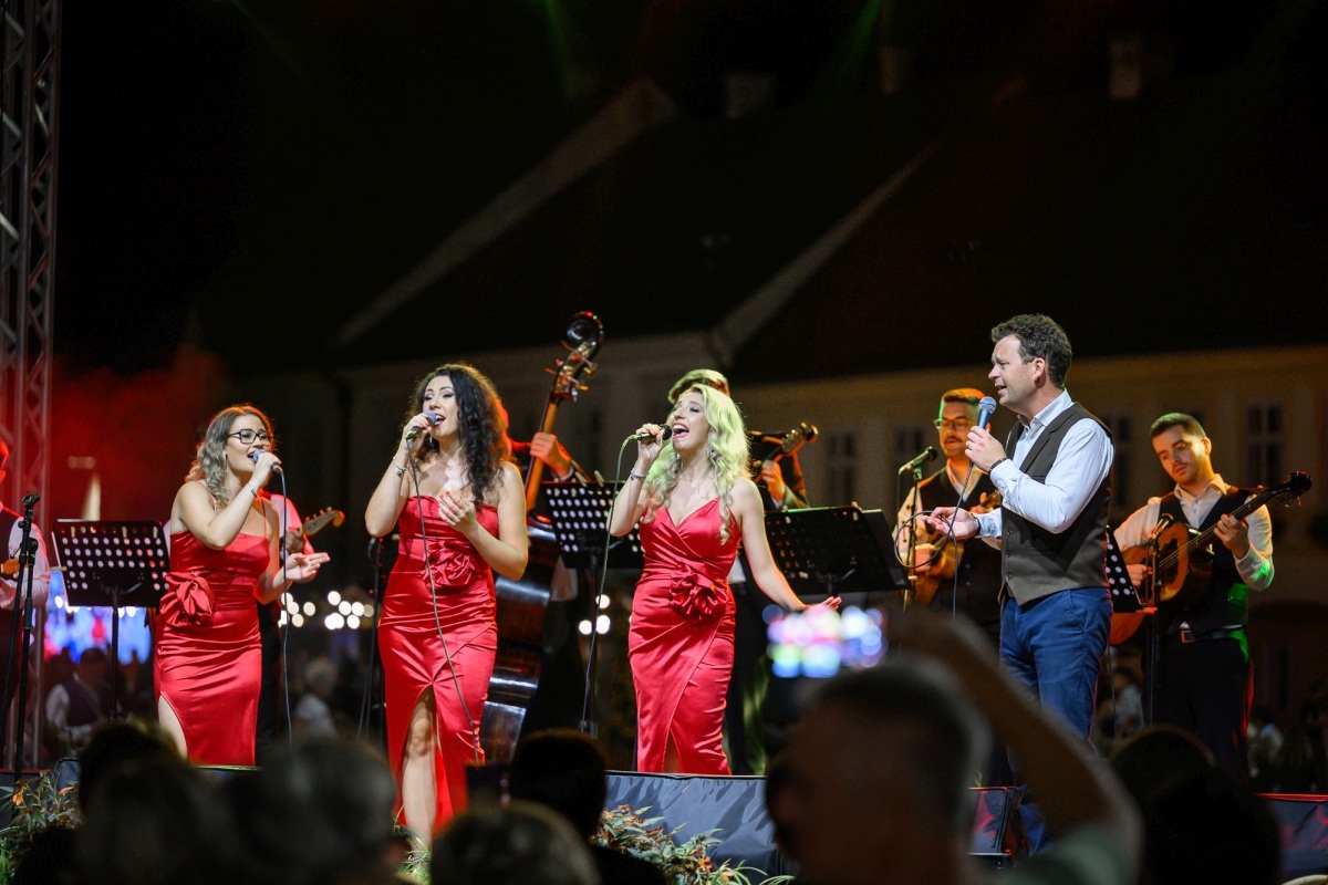 Prva večer festivala Zlatne žice Slavonije: Najgizdavija Šokica Angela Butorac, u finalu Divne godine