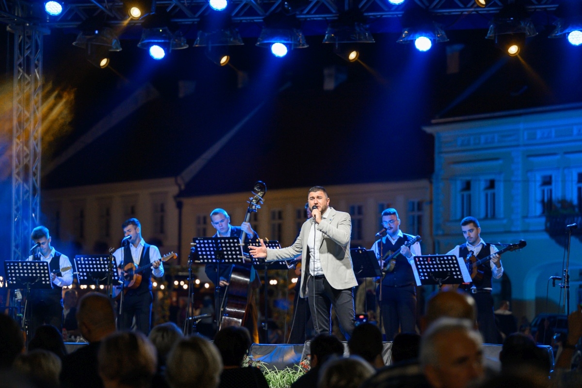 Prva večer festivala Zlatne žice Slavonije: Najgizdavija Šokica Angela Butorac, u finalu Divne godine