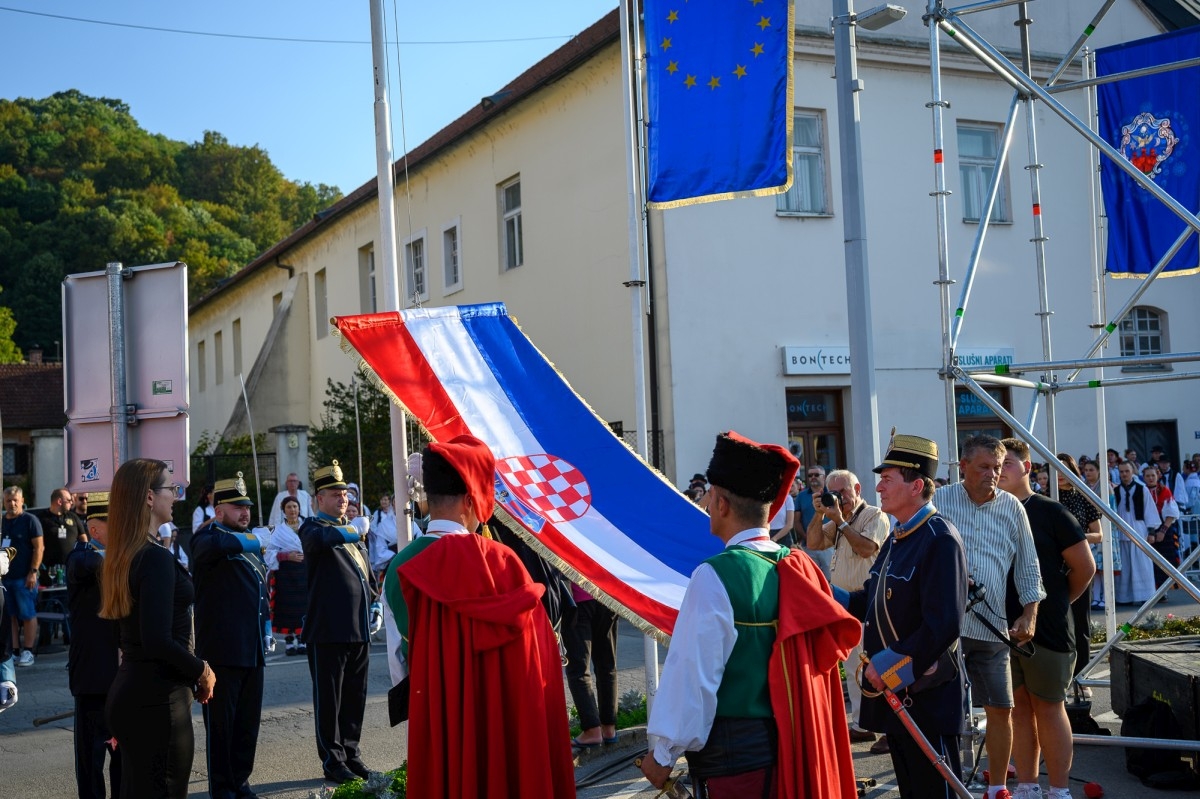 Prva večer festivala Zlatne žice Slavonije: Najgizdavija Šokica Angela Butorac, u finalu Divne godine