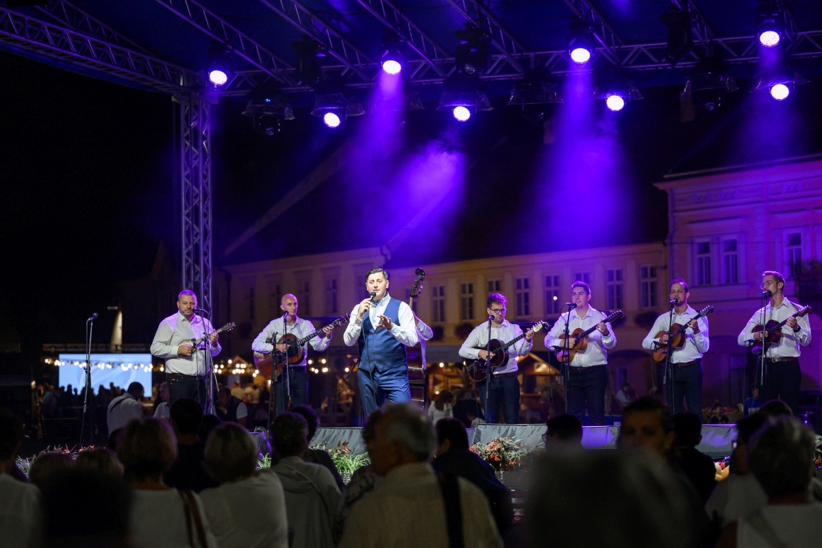 Prva večer festivala Zlatne žice Slavonije: Najgizdavija Šokica Angela Butorac, u finalu Divne godine