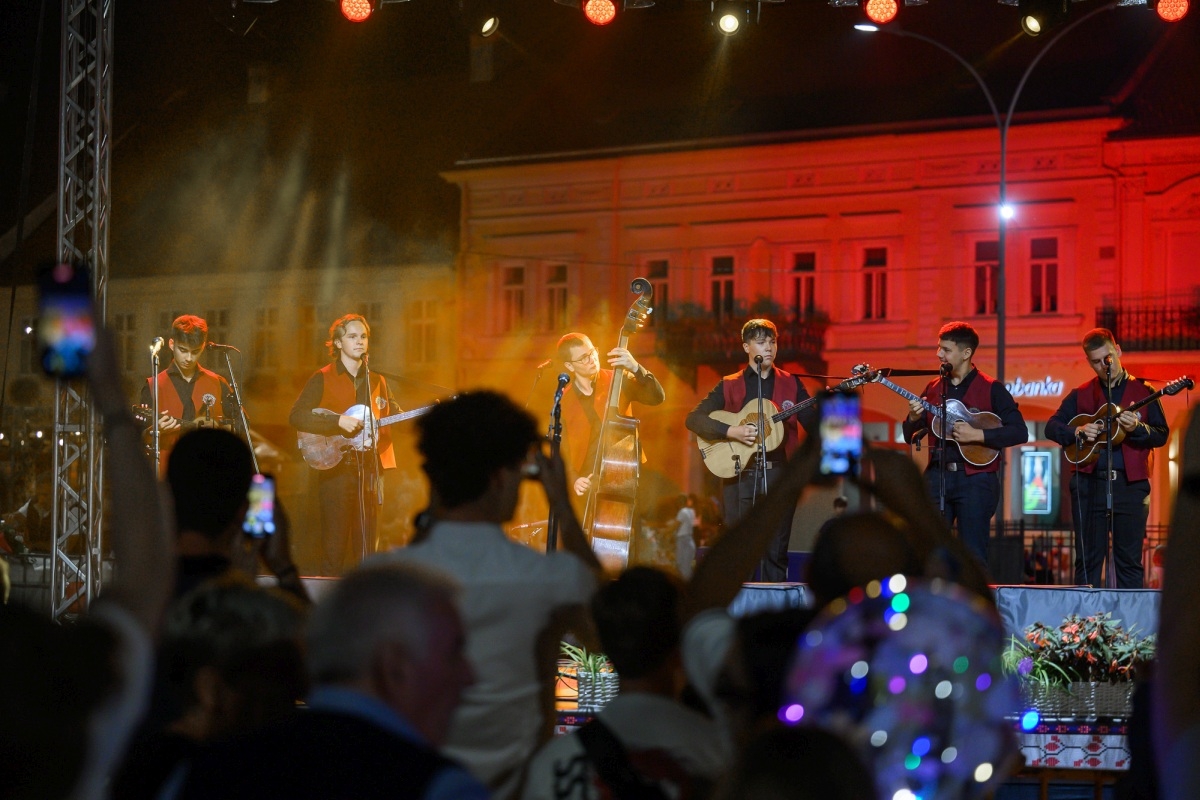 Prva večer festivala Zlatne žice Slavonije: Najgizdavija Šokica Angela Butorac, u finalu Divne godine