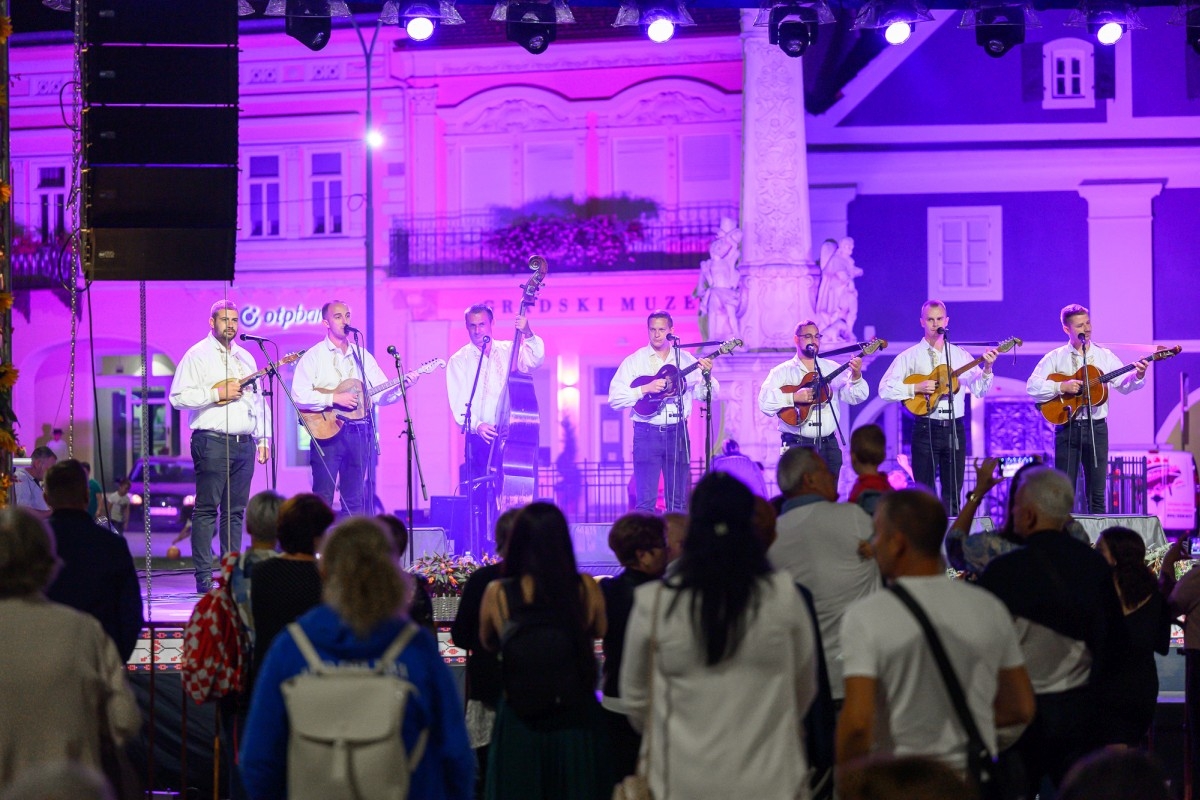 Prva večer festivala Zlatne žice Slavonije: Najgizdavija Šokica Angela Butorac, u finalu Divne godine