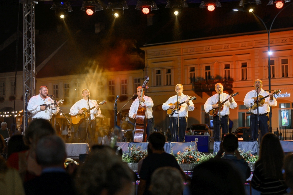 Prva večer festivala Zlatne žice Slavonije: Najgizdavija Šokica Angela Butorac, u finalu Divne godine