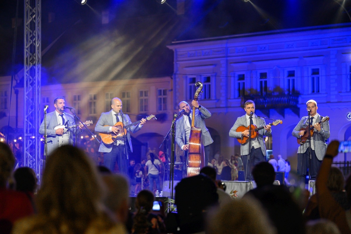 Prva večer festivala Zlatne žice Slavonije: Najgizdavija Šokica Angela Butorac, u finalu Divne godine