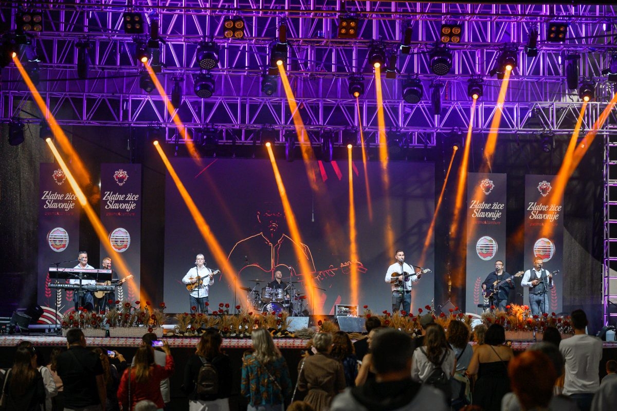 Prva večer festivala Zlatne žice Slavonije: Najgizdavija Šokica Angela Butorac, u finalu Divne godine