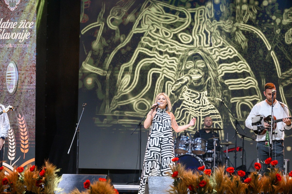 Prva večer festivala Zlatne žice Slavonije: Najgizdavija Šokica Angela Butorac, u finalu Divne godine