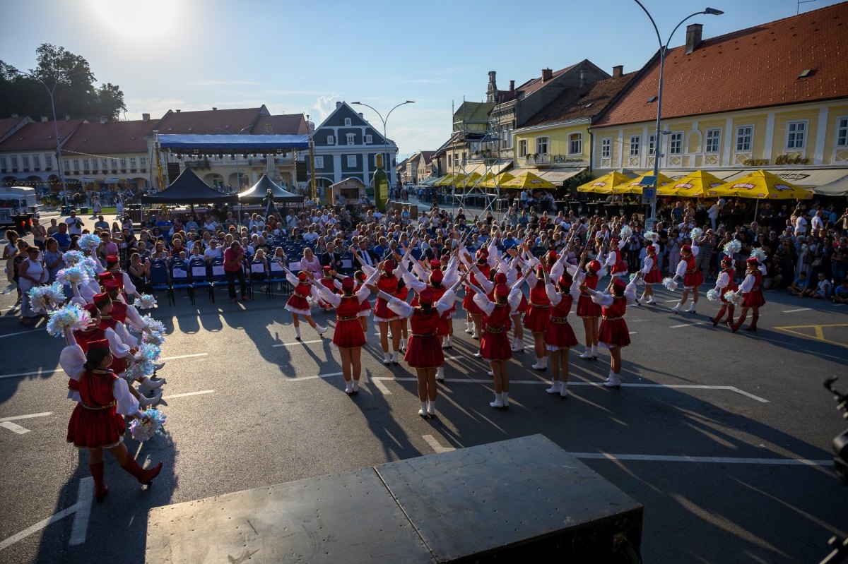 Prva večer festivala Zlatne žice Slavonije: Najgizdavija Šokica Angela Butorac, u finalu Divne godine