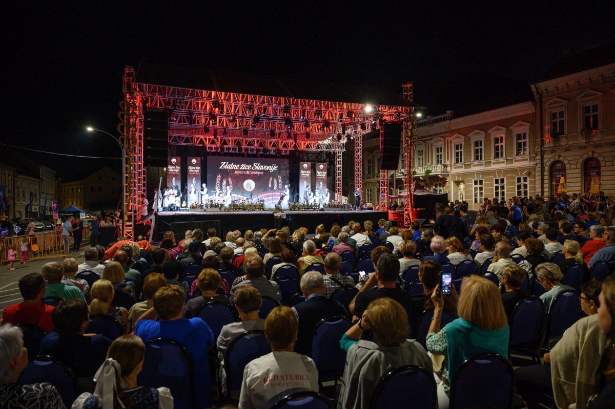 Prva večer festivala Zlatne žice Slavonije: Najgizdavija Šokica Angela Butorac, u finalu Divne godine